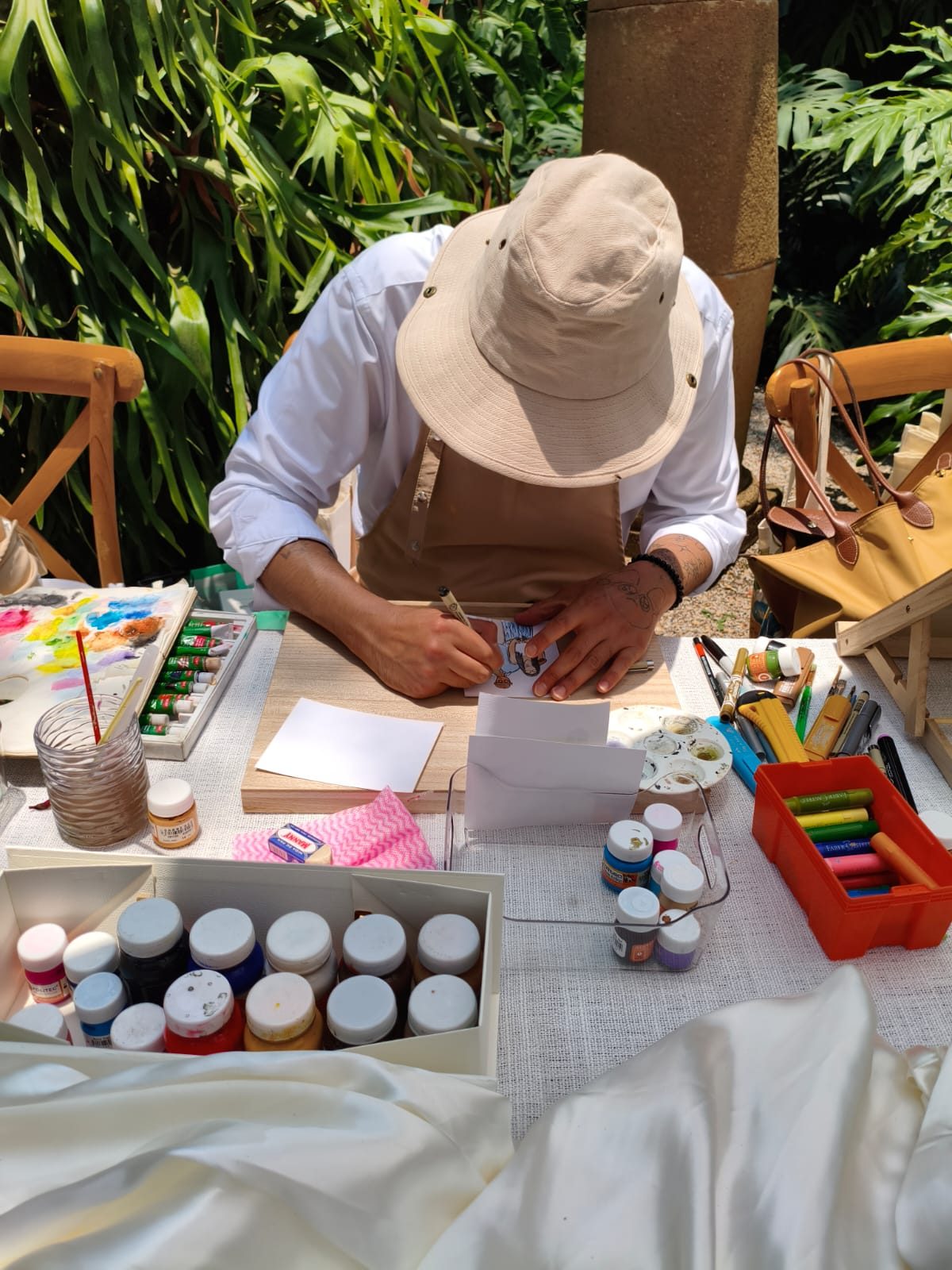 Artista pintando en vivo