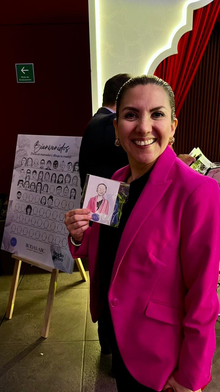 Invitada con su retrato en un evento corporativo