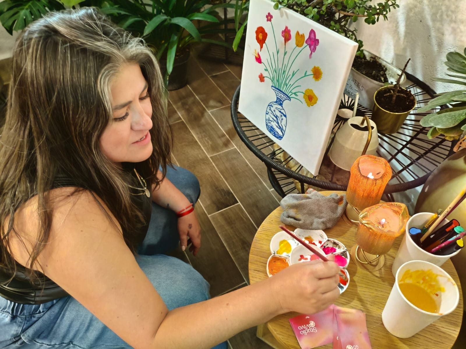 Artista pintando un lienzo de flores